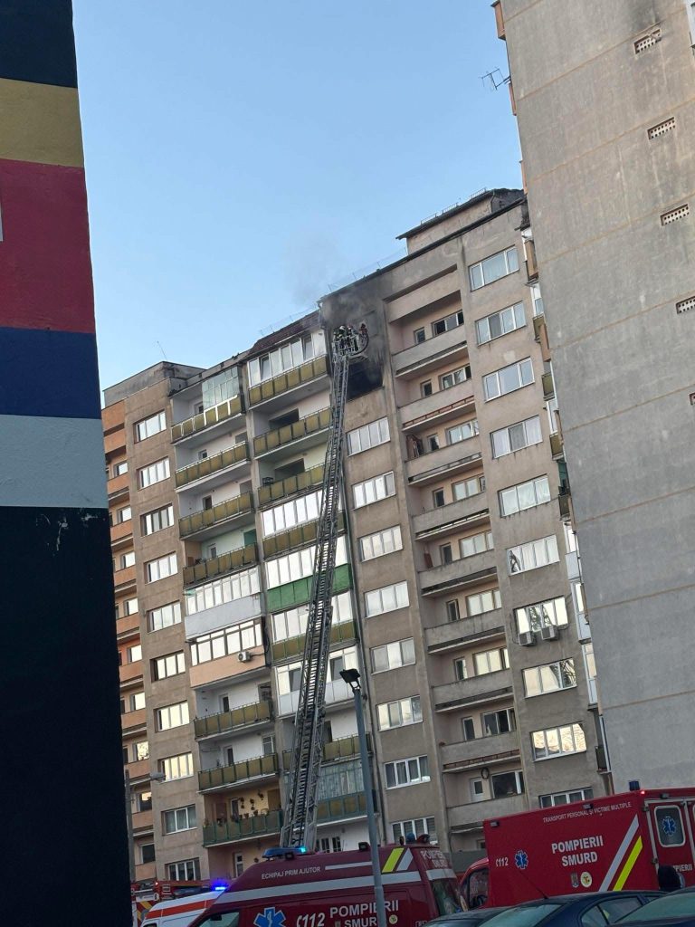 ULTIMA ORĂ/FOTO: Incendiu violent într-un bloc din Sibiu. Aproape 60 de persoane au fost evacuate