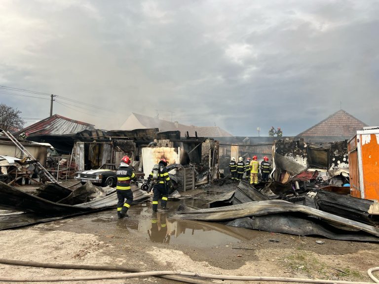 ULTIMA ORĂ/FOTO/VIDEO: Arde o vopsitorie auto din Sibiu. Zeci de locatari din zonă au fost evacuați/UPDATE: Incendiul a fost localizat, nu mai este pericol de extindere