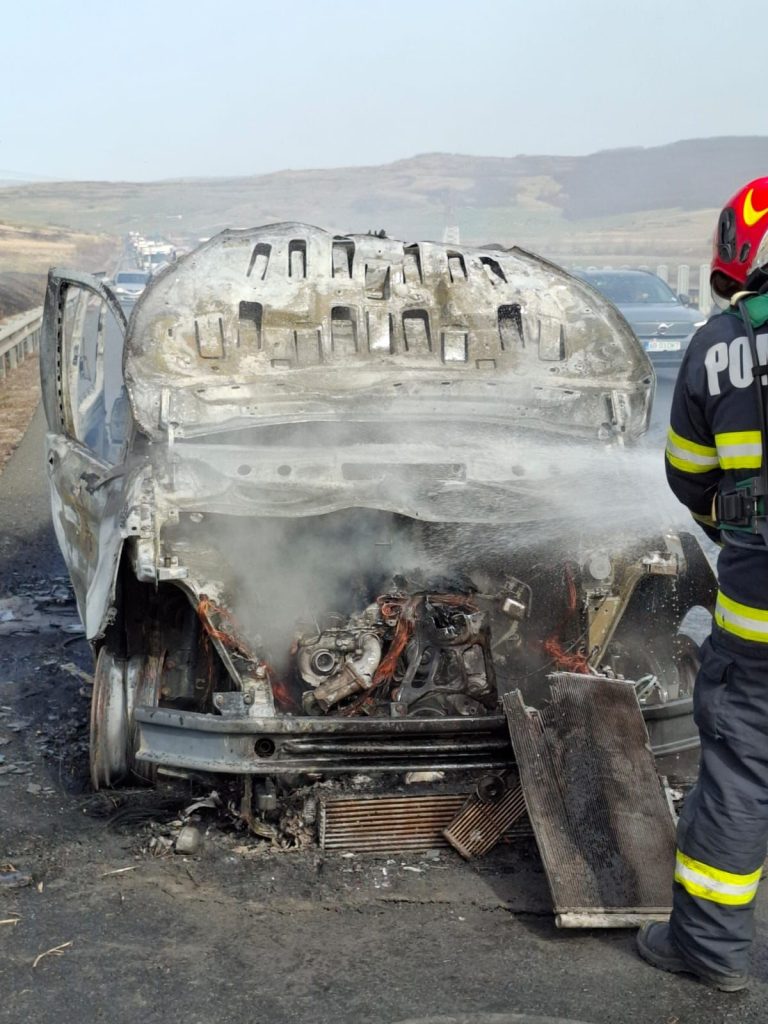 FOTO: Imagini dramatice pe A1. O mașină s-a făcut scrum după un incendiu