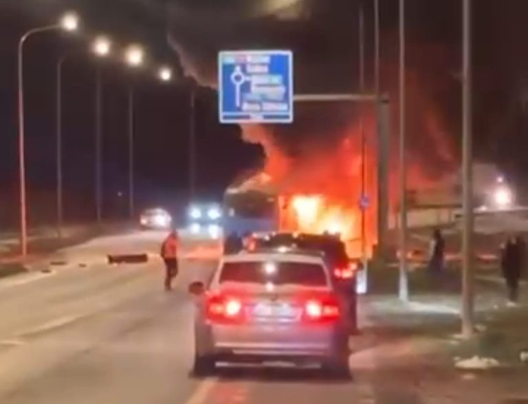 ULTIMA ORĂ/FOTO/VIDEO: Accident mortal între un autobuz și un autoturism în Sibiu. Ambele vehicule au luat foc. O persoană a ars de vie