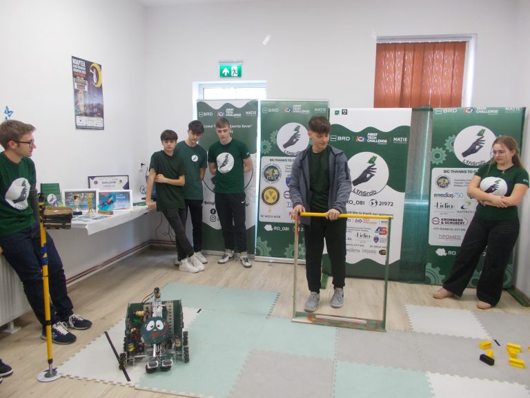 FOTO: Sute de elevi din Mediaș au văzut cum este să fie „Liceeni pentru o zi”