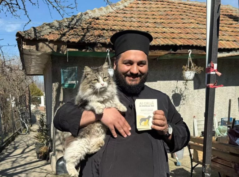 FOTO: Un preot a mers la locuințele oamenilor pentru a-i convinge să-și sterilizeze pisicile și câinii