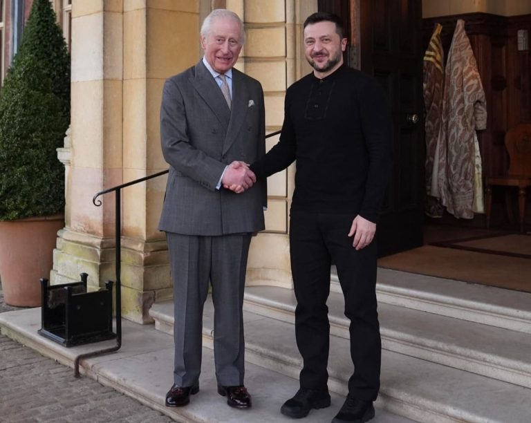 FOTO: Fără să poarte costum, Volodimir Zelenski a fost primit de Regele Charles