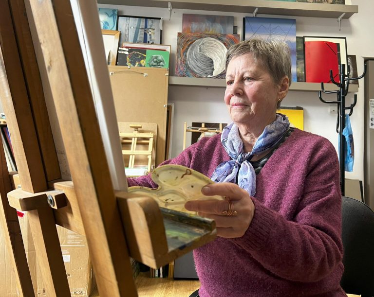 FOTO: A predat limba română, iar la 77 de ani o sibiancă s-a întors la școală