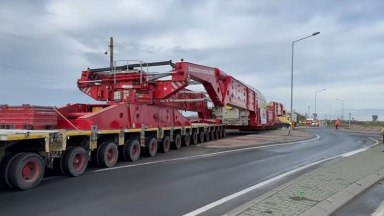 FOTO/VIDEO: Transport agabaritic de aproape 800 de tone pe șoselele din România