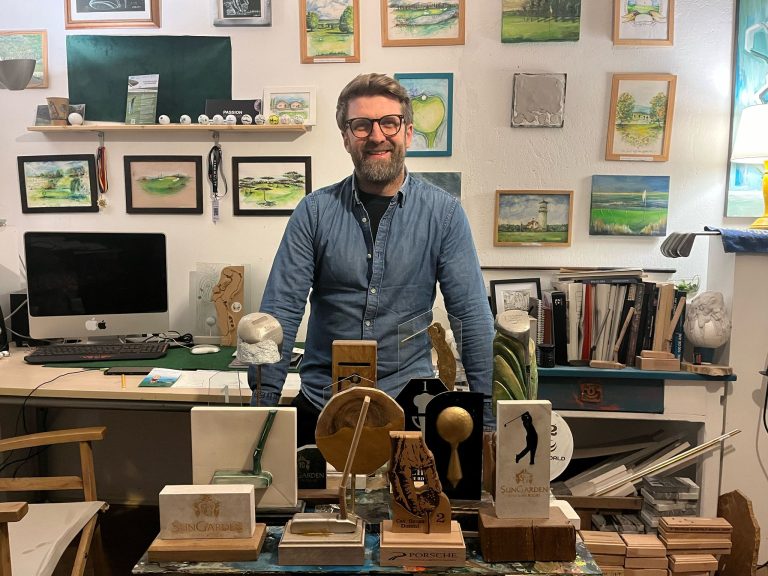 Alin Trif, artistul care transformă materialele reciclate în trofee de colecție