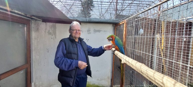 Nicolae Nistor și prietenii săi, papagalii vorbitori