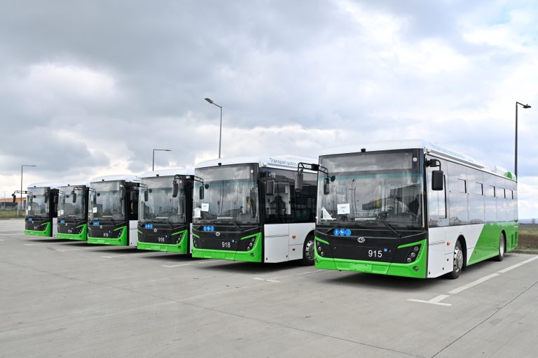 Transportul public din zona metropolitană Sibiu trece pe electric: primele autobuze au sosit