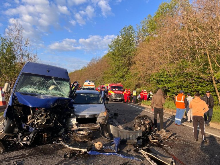 ULTIMA ORĂ/FOTO: Accident grav pe DN 14. Trei mașini implicate, trei persoane transportate la spital