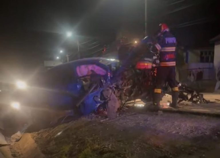 ULTIMA ORĂ/FOTO: Groaznic impact rutier în Copșa Mică. O mașină a intrat într-un cap de pod, motorul s-a rupt și a rămas pe șosea