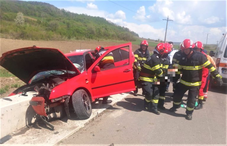 FOTO: Un tânăr a murit, 3 persoane la spital după ce o mașină s-a izbit de un cap de pod