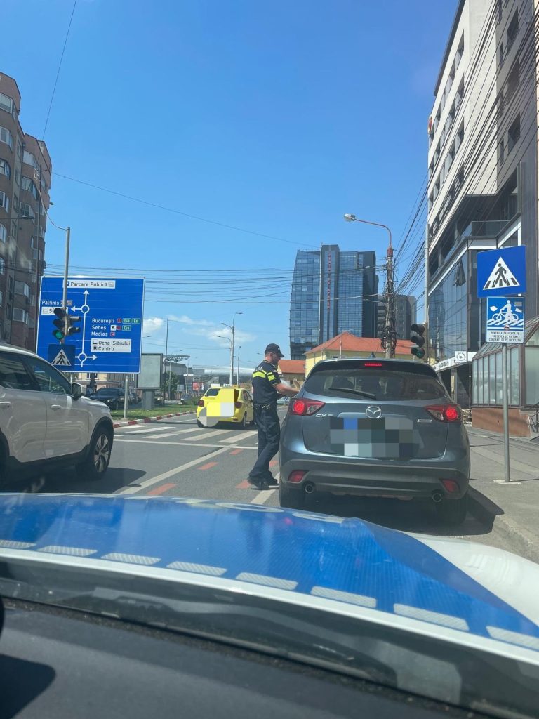 FOTO: 15 șoferi sibieni au fost amendați într-o oră pentru opriri neregulamentare