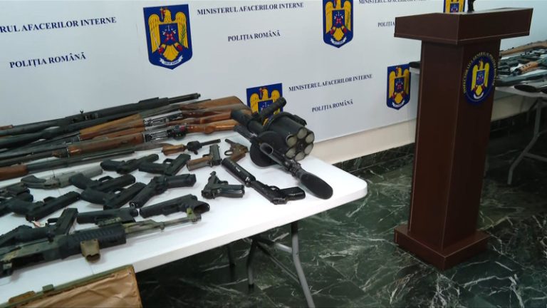 FOTO: Poliția Română a prezentat armele ridicate de la medieșeanul Horațiu Potra și membrii grupării sale