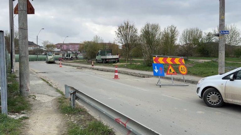Covor asfaltic și reparații la trotuare pe strada Gării din Mediaș