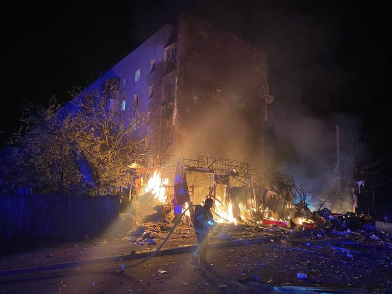 FOTO/VIDEO: Cel puțin 9 morți într-un atac asupra Kievului. Rușii au bombardat capitala Ucrainei