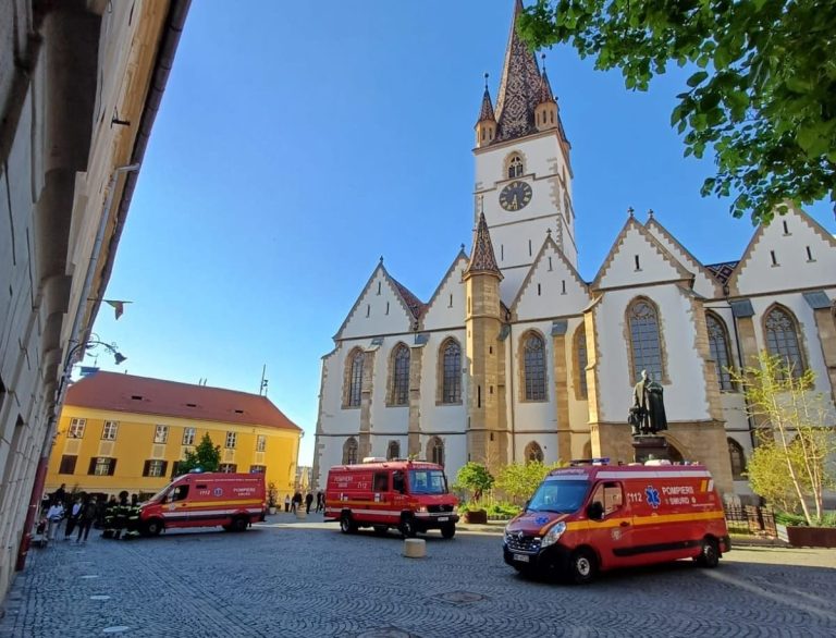 FOTO: ALERTĂ la Colegiul Brukenthal: 5 elevi au fost transportați la spital