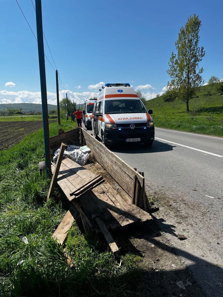ULTIMA ORĂ/FOTO: Căruță distrusă după ce a lovit un stâlp. 6 persoane se aflau în ea