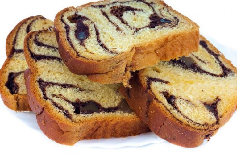 Din cauza prețului uriaș, cozonacul se vinde la…felie. Unul întreg ajunge și la 200 de lei