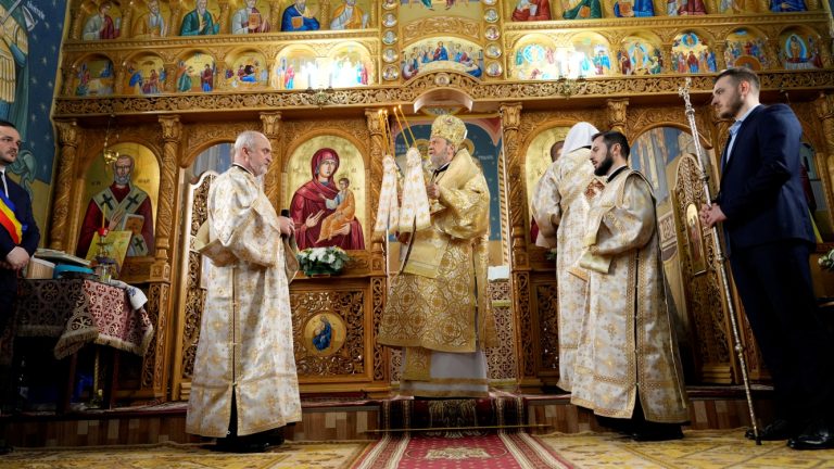 Mitropolitul Ardealului la Velț „Vindecarea fiului lunatic se aseamănă cu ridicarea din moarte, prin Botez”