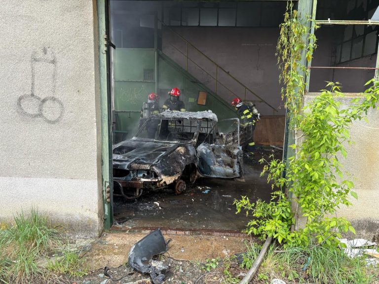 ULTIMA ORĂ/FOTO: Alertă de incendiu în Sibiu. Două hale au fost cuprinse de flăcări