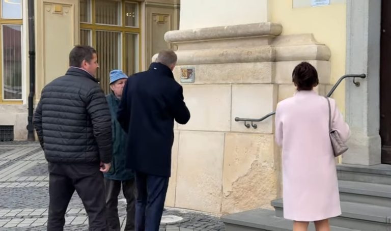 FOTO/VIDEO: L-ați mai văzut așa pe Klaus Iohannis? Cum a ajutat un bărbat înainte de a intra în biserică