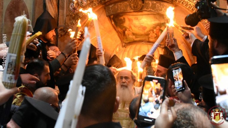 VIDEO: Sfânta Lumină a Învierii a fost primită la Mormântul Învierii Domnului la ora 14.35