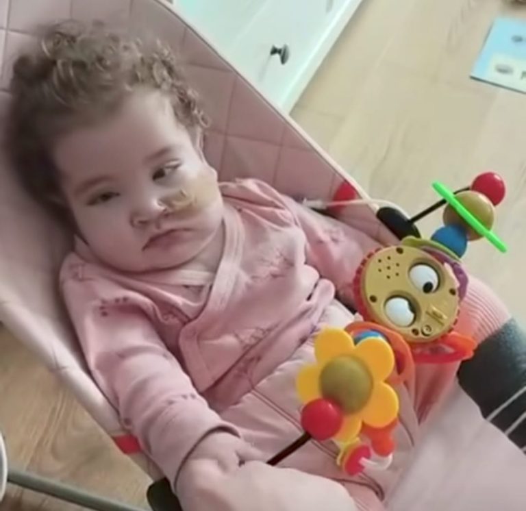 FOTO/VIDEO: La un an și două luni, Maria luptă pentru viața ei. Suferă enorm și doar împreună o putem ajuta