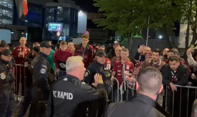 ULTIMA ORĂ/FOTO: Marius Șumudică și-a anunțat demisia de la Rapid în fața suporterilor care au venit la Sibiu