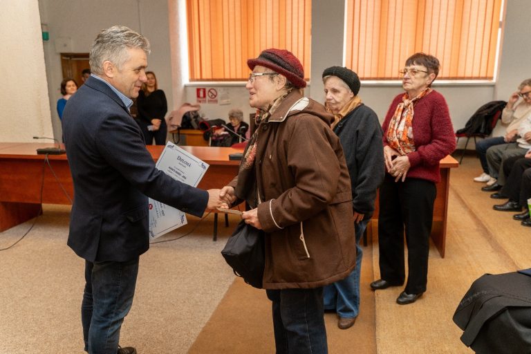 FOTO: 152 de octogenari din Mediaș au fost premiați înainte de Paște