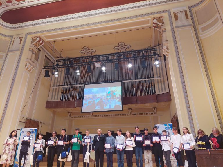 FOTO: Premiu special și mențiuni pentru elevii sibieni la Olimpiada Națională de Geografie