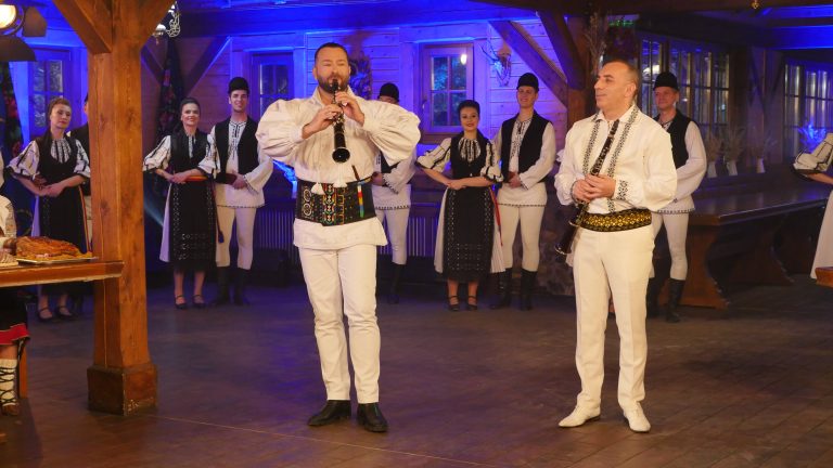 Junii Sibiului aduc tradiția în casele românilor duminică, 6 aprilie, pe TVR 1