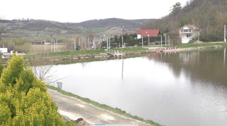 VIDEO: De mâine este interzis pescuitul pe Lacul Heleșteu din Mediaș. Amenzile pot ajunge la 10.000 de lei