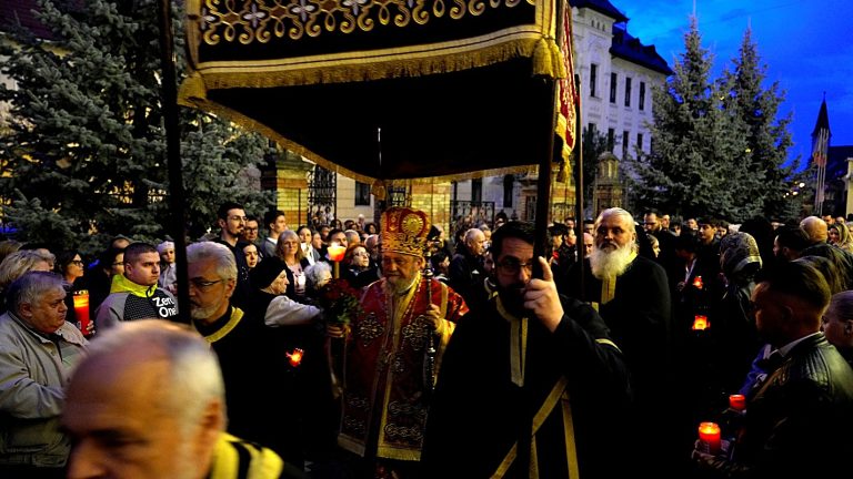 FOTO: Sibienii prezenți în număr mare la Catedrala Mitropolitană la Prohodul Domnului