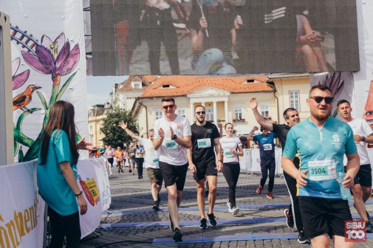 Maratonul Internațional Sibiu 2025. Peste 10.000 de alergători. Sibiu 100% va fi prezent în Piața Mare, între alergători, și pentru cele mai importante știri