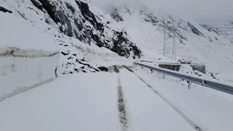 A nins pe Transfăgărășan. Deszăpezirea, oprită