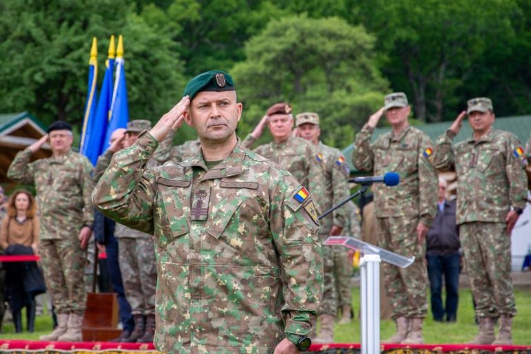 Ceremonie de predare-primire a Drapelului de Luptă la AFT „Nicolae Bălcescu”, în premieră într-un poligon militar