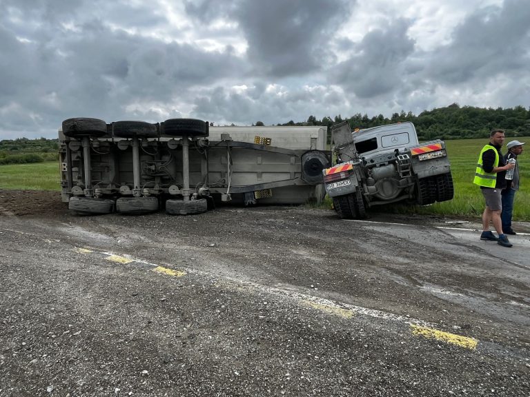 ULTIMA ORĂ/FOTO: Accident rutier între două camioane. Traficul este blocat complet