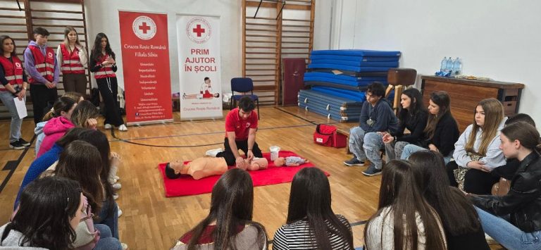 Sute de profesori și elevi din județul Sibiu vor participa la cursuri de prim ajutor