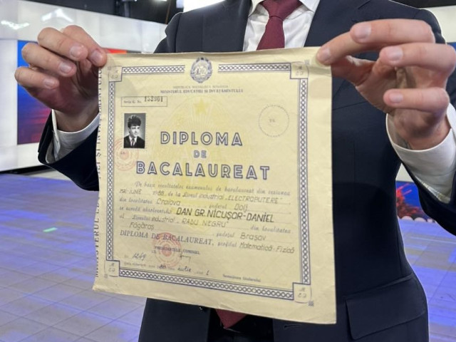 FOTO: Nicușor Dan a prezentat ADEVĂRATA diplomă de Bacalaureat. Ce note a avut