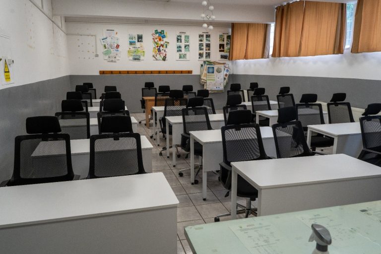 FOTO/VIDEO: Școala „Constantin Ioan Motaș” din Mediaș dotată cu echipamente, aparatură IT și mobilier