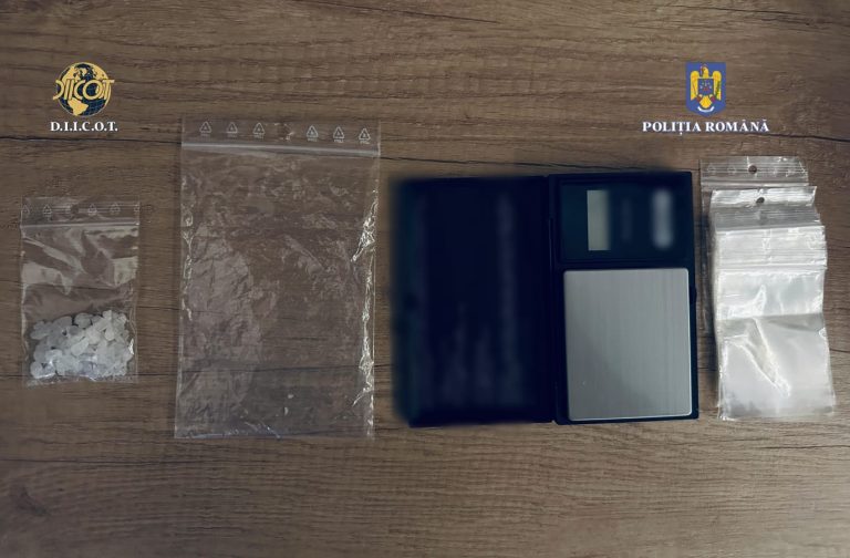 FOTO/VIDEO: 5 traficanți de droguri reținuți de polițiștii sibieni. Au fost confiscate sume mari de bani și droguri