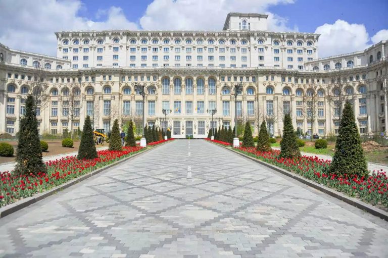 Bolojan a intrat pe „modul economic”: A redus 147 de posturi la Senat „dintr-o lovitură”