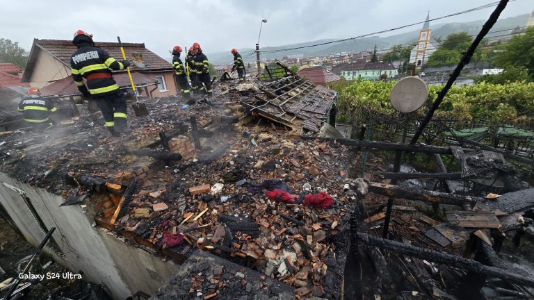 ULTIMA ORĂ/FOTO: Incendiu devastator. Acoperișul unei case și două anexe distruse de foc. Două persoane au ajuns la spital