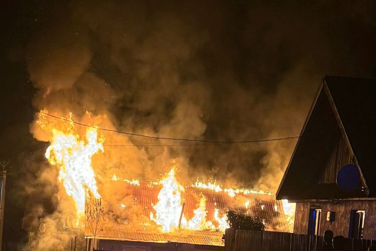 ULTIMA ORĂ/FOTO: Incendiu devastator. O casă a fost distrusă de foc
