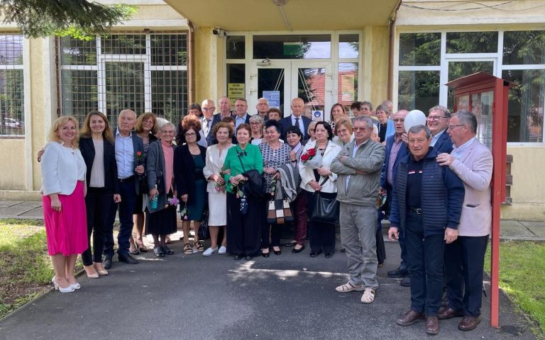 FOTO/VIDEO: La fel de frumoși ca acum 50 de ani. Reîntâlnire emoționantă în băncile școlii după o jumătate de secol