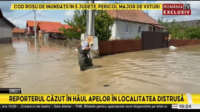 VIDEO: Sibianca Iuliana Damian, reporterul România TV, a căzut într-un șanț plin cu apă în timpul inundațiilor