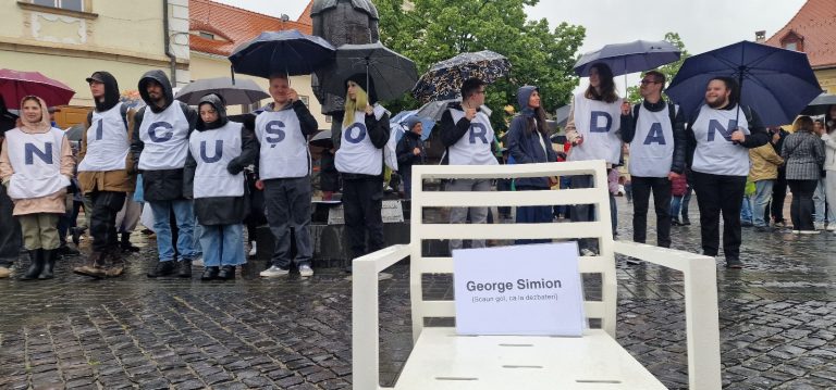 FOTO: Voluntarii lui Nicușor Dan s-au întâlnit în Piața Mare din Sibiu