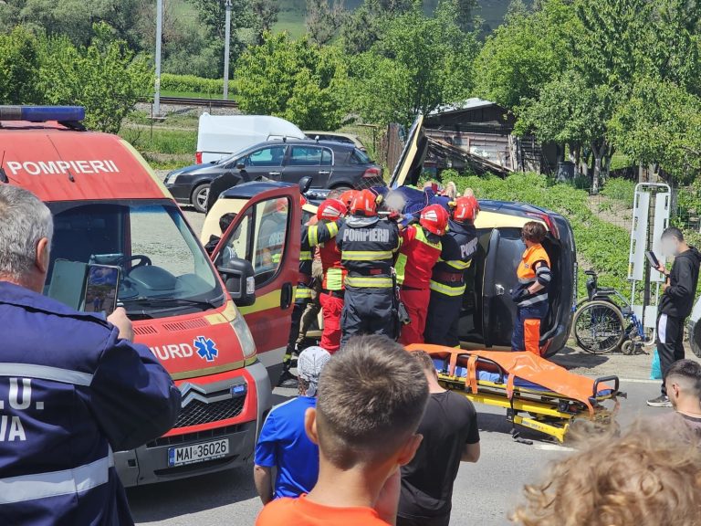 ULTIMA ORĂ/FOTO: Autoturism răsturnat pe DN 14. Două persoane au ajuns la spital