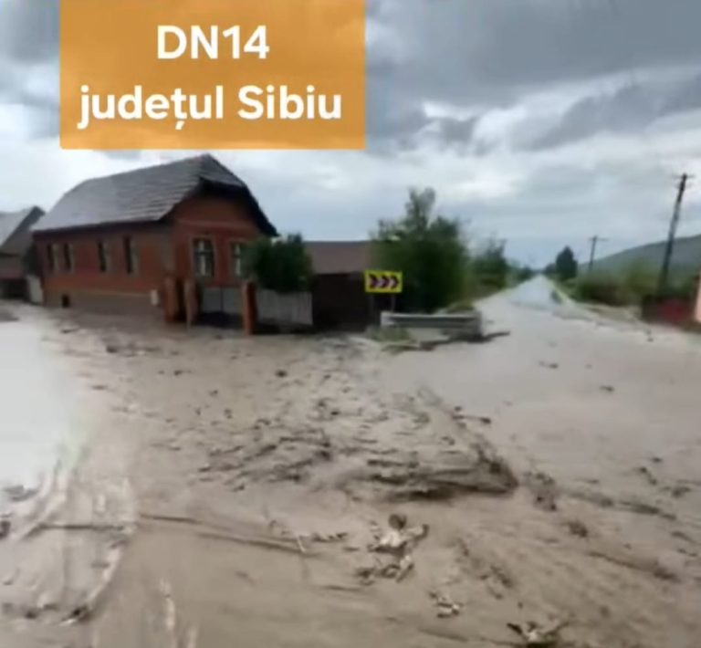 ULTIMA ORĂ/FOTO.VIDEO: Potop în județul Sibiu. Trafic rutier blocat, intervin drumarii
