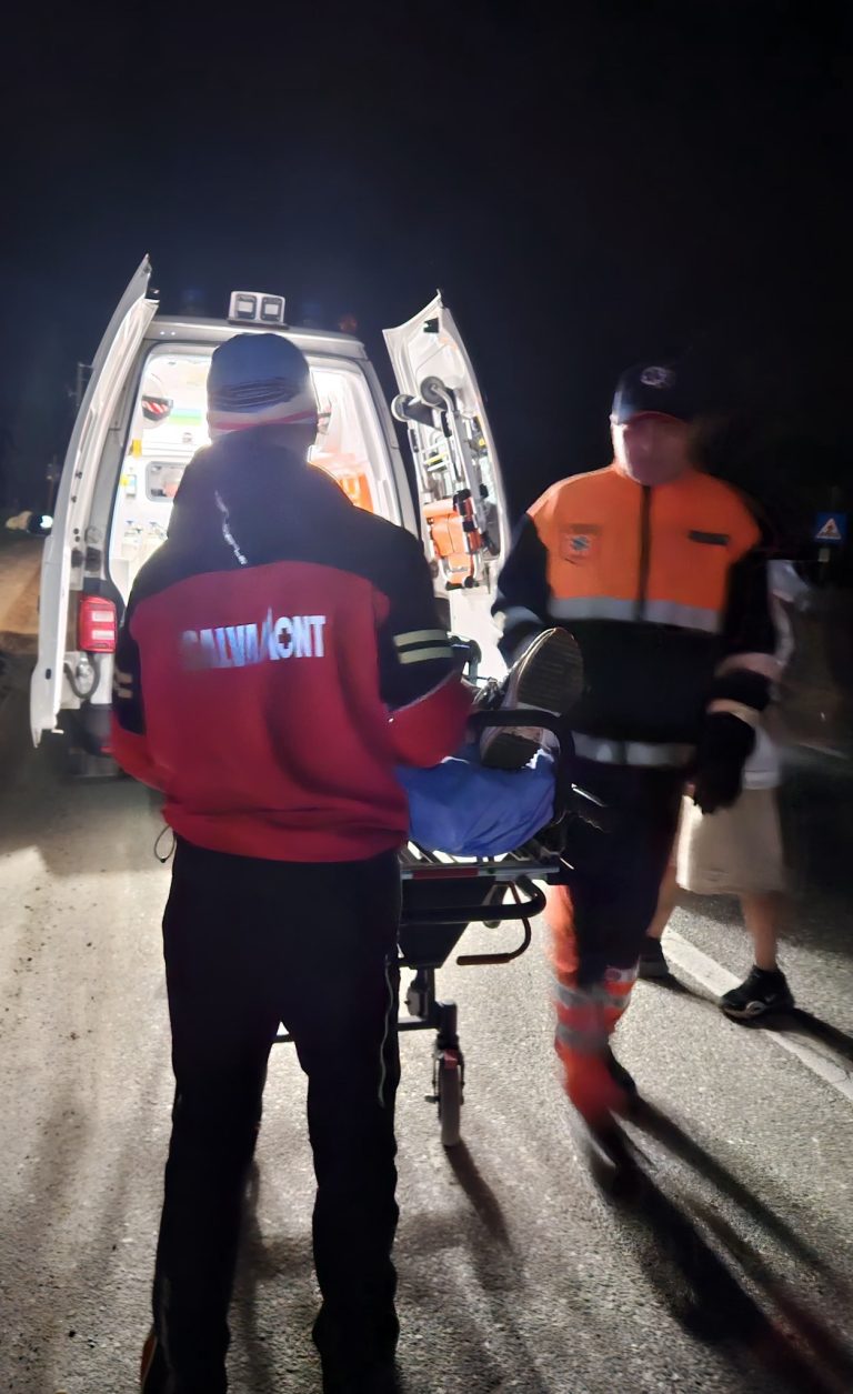 ULTIMA ORĂ/FOTO: Doi sibieni rătăciți pe munte, recuperați de salvamontiști